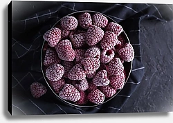 Постер Замороженные ягоды малины в черной миске