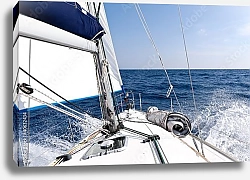 Постер Быстроходная яхта в море