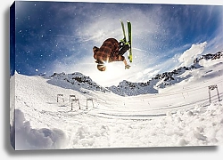 Постер Лыжник в прыжке в горах