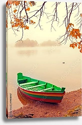 Постер Туманное осеннее утро. Деревянная лодка на берегу реки