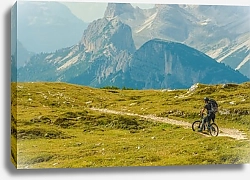 Постер Путешествие по горам на велосипеде