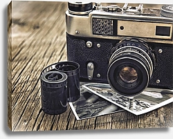 Постер Винтажная камера с чёрно-белыми снимками и плёнкой