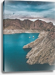 Постер Голубая вода и коричневые скалы