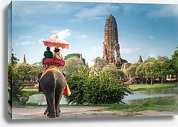 Постер Туристы на слоне у древнего города Аюттхая, Таиланд