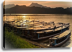 Постер Экскурсионные лодки на реке Меконг, Луанг Прабанг, Лаос