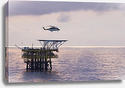 Постер Вертолет над нефтяной платформой