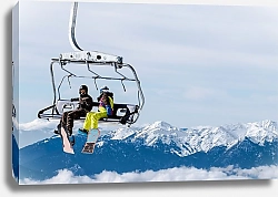Постер Сноубордисты в подъемнике на фоне гор