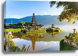 Постер Храм на берегу озера на рассвете, Бедугул, Бали, Индонезия.