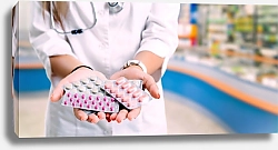 Постер Фармацевт предлагает лекарства в аптеке