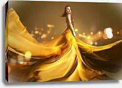 Постер Женщина в длинном золотом платье