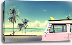 Постер Винтажный автомобиль на пляже с доской для серфинга на крыше