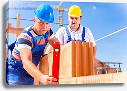 Постер Рабочие на строительстве кирпичного здания