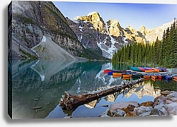 Постер Разноцветные каяки на горном озере