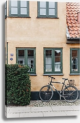 Постер Старый велосипед у дома с черепичной крышей