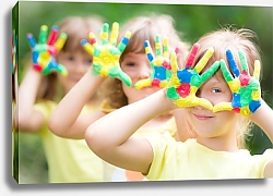 Постер Дети с разноцветными ладошками