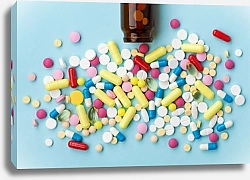 Постер Рассыпанные цветные таблетки на сголубом фоне