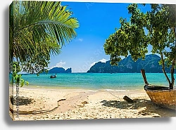 Постер  Экзотический пляж с пальмами и катеом на лазурной воде, острова Пхи-Пхи, Таиланд