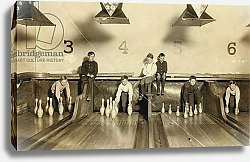 Постер Young Boys Setting Up Bowling Pins at Arcade Bowling Alley Late at Night, Trenton, New Jersey, USA, c.1909