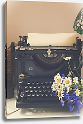 Постер Старая печатная машинка и букет полевых цветов