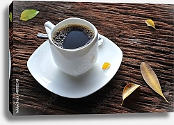 Постер Чашка кофе на деревянном столе с опавшими листьями