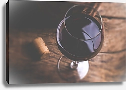 Постер Бокал красного вина на деревянном столе