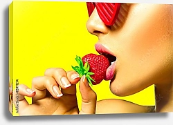 Постер Девушка в красных гламурные солнцезащитные очках ест клубнику