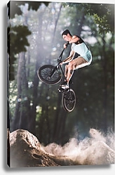 Постер Bmx-велосипедист в лесу