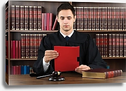Постер Судья, читающий юридический документ за столом