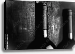 Постер Бутылки красного вина у бочки, чёрно-белая фотография