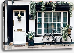 Постер Велосипед у дома с белой дверью
