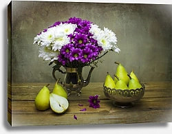 Постер Натюрморт с цветами хризантемы в винтажном чайнике с зелеными грушами на деревянном столе