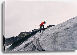 Постер альпинист с киркой