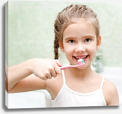 Постер Милая маленькая девочка чистит зубы