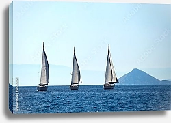 Постер Три яхты на фоне горы