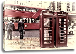 Постер Две красные лондонские телефонные будки на остановке