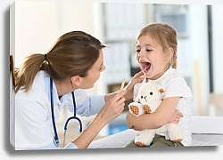 Постер Доктор осматривает горло ребенка