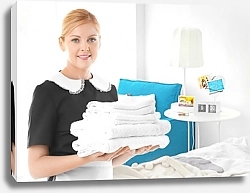 Постер Красивая домработница держит стопку чистых полотенец