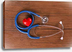 Постер Стетоскоп и красное сердце на деревянном столе