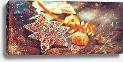 Постер Рождественские пряники на деревянном столе украшены гирляндой и свечами