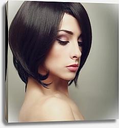Постер Элегантная женщина с черными короткими волосами