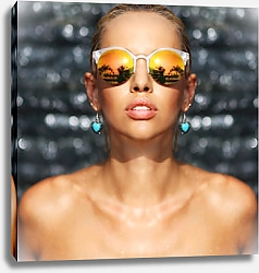 Постер Портрет загорелой женщины в солнцезащитных очках