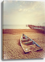 Постер Старая брошенная лодка на песчаном пляже