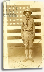 Постер Американский фотограф World War I soldier with American flag in background, 1914-18
