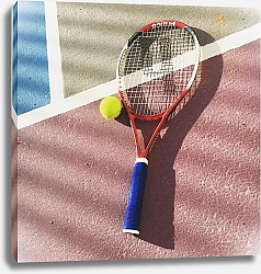 Постер Теннисная ракетка и мяч на корте
