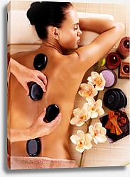 Постер Взрослая женщина на массаже горячими камнями в спа-салоне