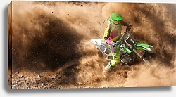 Постер Мотоциклист в гонке в большом облаке пыли
