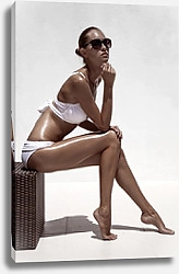 Постер Девушка с красивым загаром в бикини и солнцезащитных очках
