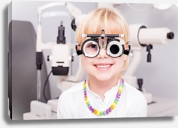 Постер Маленькая девочка проверяет своё зрение
