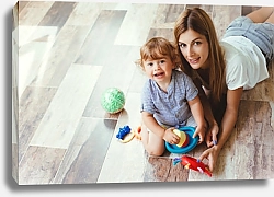 Постер Мама играет с сыном на паркетном полу
