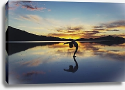 Постер Йога на озере на закате